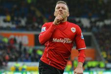 Craig Bellamy Putuskan...