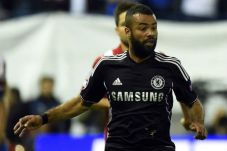 Ashley Cole merapat...