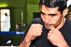 Erik Morales Ngotot...