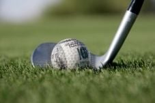 Jangan Kotori Golf dengan...
