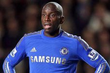 Demba Ba Curi Perhatian...