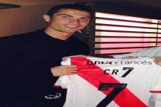 Ronaldo Dihadiahi Jersey...