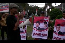 Di Bawah Guyuran Hujan,...
