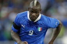 Balotelli: Inggris Tak...