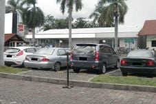 Parkir Mobil Dipatok...
