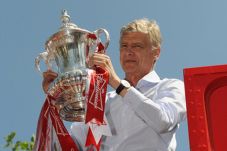 Wenger Tetap Latih Arsenal...