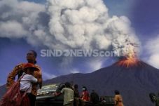 Gunung Sangeangapi Meletus,...