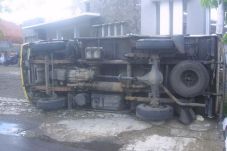 Truk Muatan Pedel Terguling...