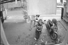 Aksi Pencuri Helm di...