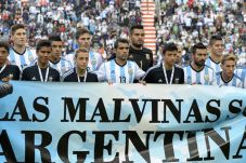Skuat Argentina Bentangkan...