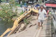 Jembatan Ambruk akibat...