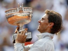 Nadal Angkat Trofi Kesembilan