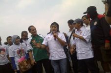Komeng Baca Puisi di...