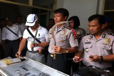 Lawan Polisi Pakai Golok,...