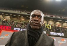 Seedorf Dipecat Lewat...