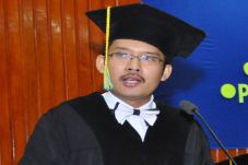 Ahmad Erani Yustika...