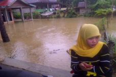 Sungai Carompong Meluap,...