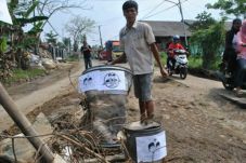 Warga Desa Pete Pasang...
