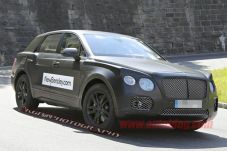 Bentley SUV Terlihat...