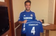 Fabregas Resmi Berkostum...