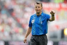 Wasit Belanda Pimpin...