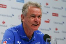 Hitzfeld Soroti Serangan...