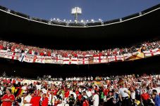 Fans Inggris Ogah Lakukan...
