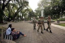 Ahok Biarkan Remaja...