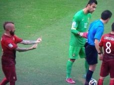 Meireles Acungkan Jari...