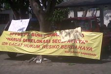 Warga Tuntut Relokasi...