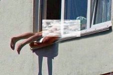 Berjemur di Balkon Tanpa...