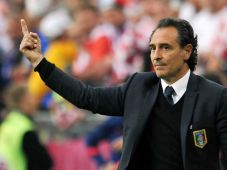 Italia Hadapi Dua Musuh