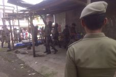 Lapak Dibongkar Satpol...