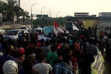 Ratusan Warga Blokir...