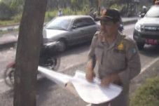 Satpol PP Tertibkan...