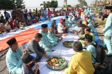 Beseprah, Tradisi Makan...