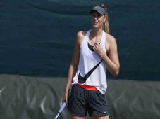 Sharapova Bidik Gelar...
