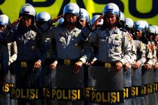 Intimidasi Warga, Tarik...