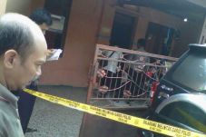 Ditinggal Istri Berlibur,...