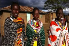 Tiga Wanita Kenya Berbagi...