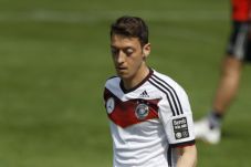 Ozil Minta Kembali ke...