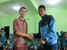Sambangi Panti Asuhan,...