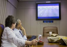 Obama Nonton AS Kontra...
