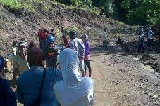 Bersihkan Longsor, Camat...