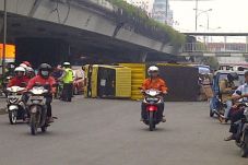 Truk Terguling di Bawah...