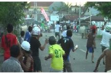 Dua Kelompok Remaja...