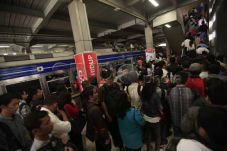 Libur Akhir Pekan, Stasiun...