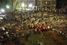 Apartemen Roboh, 10...