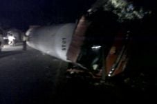 Truk Tangki LPG Terguling,...