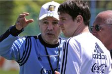 Pelatih Argentina Puji...